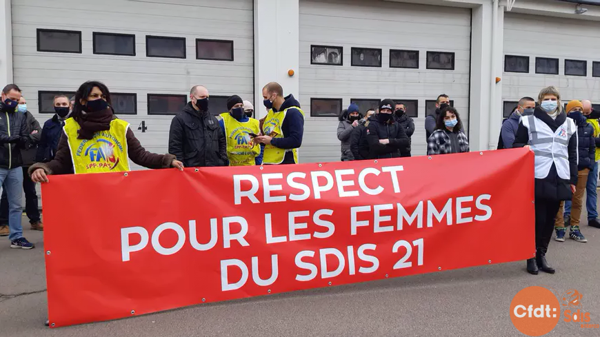 Les pompiers de Dijon rassemblés devant la caserne de Transvaal pour dénoncer le harcèlement © Radio France - Stéphanie Perenon